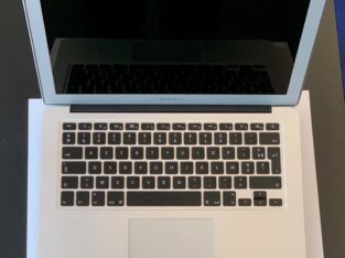 MacBook Air (13 pouces, 2017) + housse Larobe