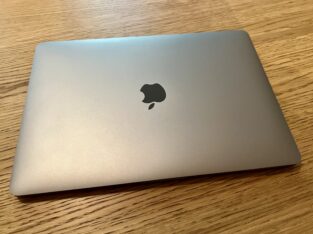 MacBook Pro 13 pouces gris sidéral avec Touchbar