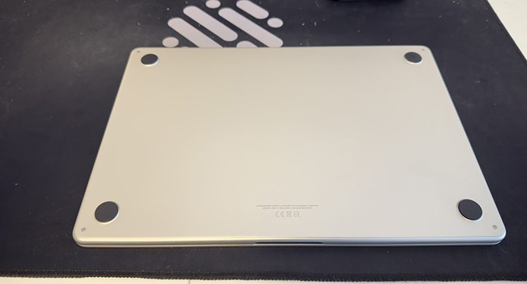 Vends MacBook Air 15 Pouces M3 16/512Go lumière st